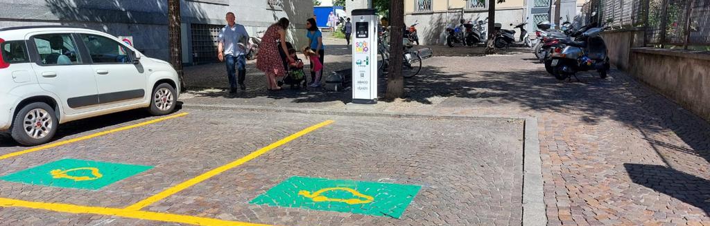 Foto di una colonnina di ricarica elettrica e dei due stalli per i veicoli in carica - Città di Sondrio